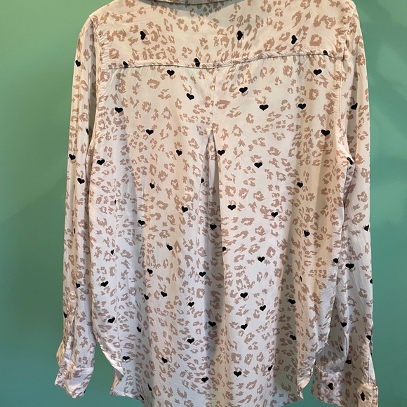 Women’s button down blouse. Can be worn over a tank. - Picture 2 of 4